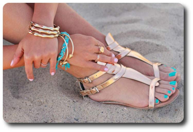 meter las sandalias en la caja